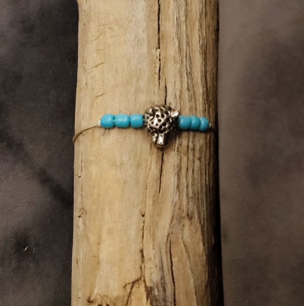 Pulsera Color Celeste con un Leopardo - Hecha a Mano